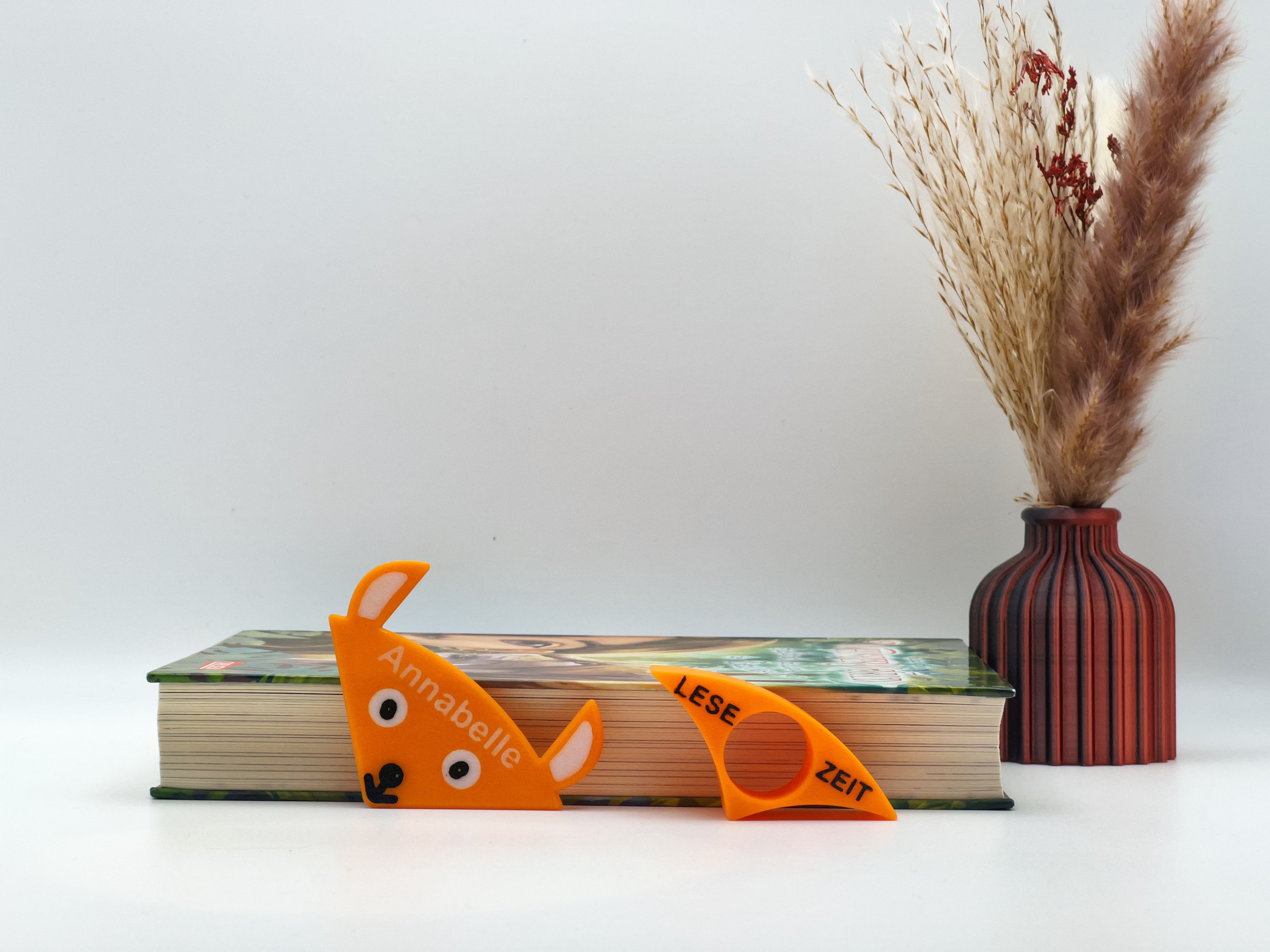 Lesefuchs vor einem Buch