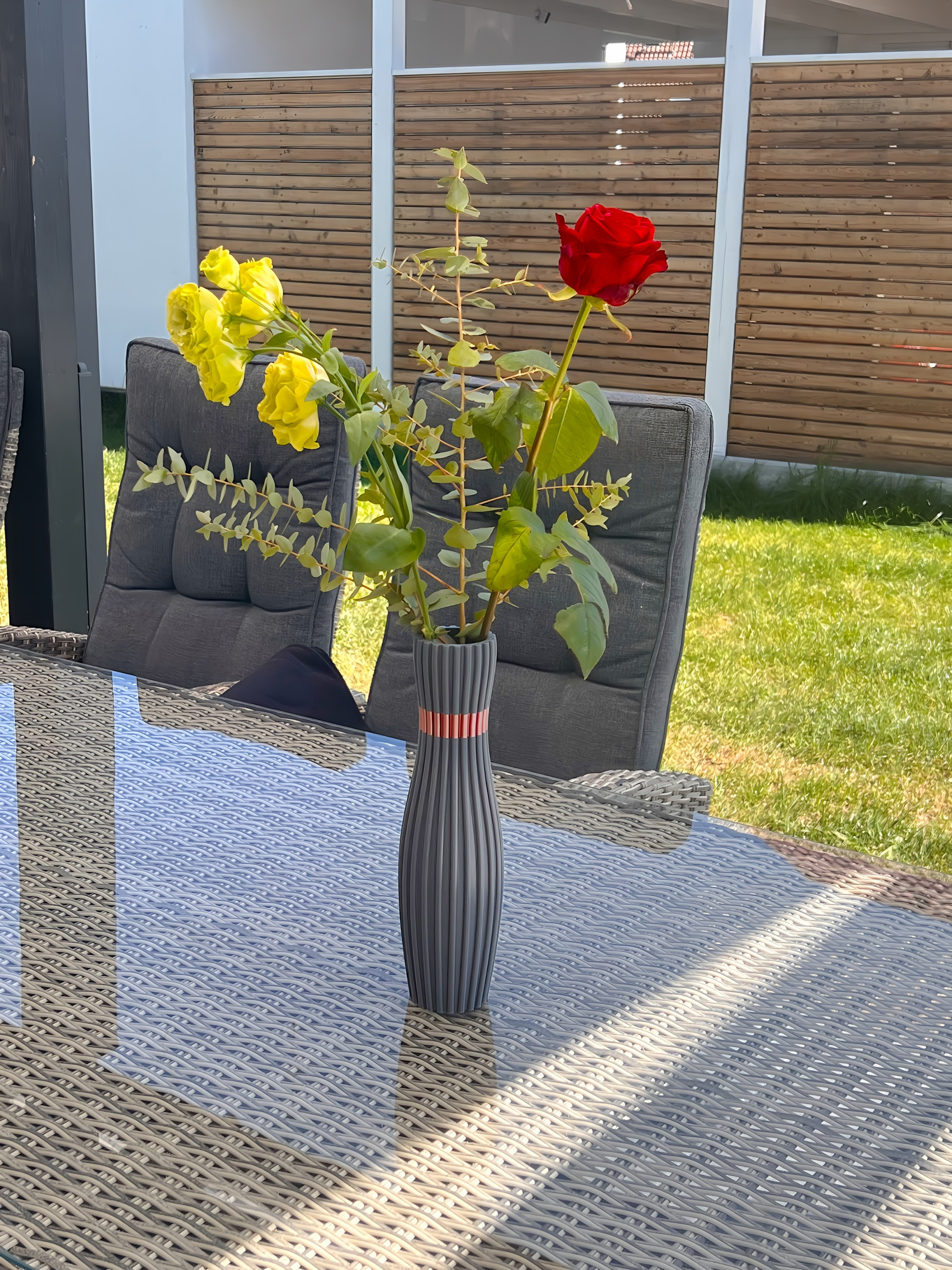 Vase mit Blumen auf der Terasse